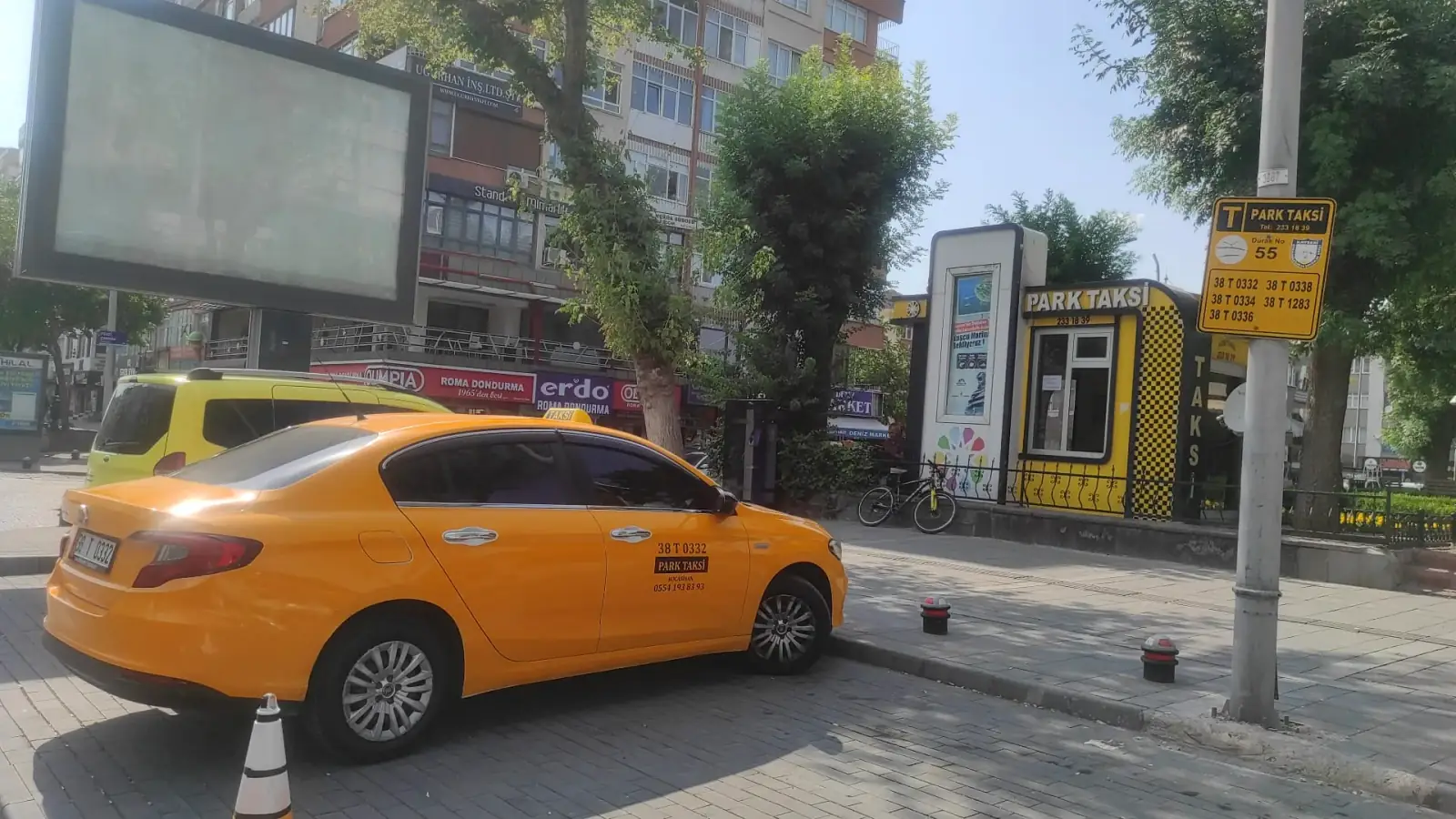Kayseri Kocasinan Park Taksi durağı ve sarı taksi