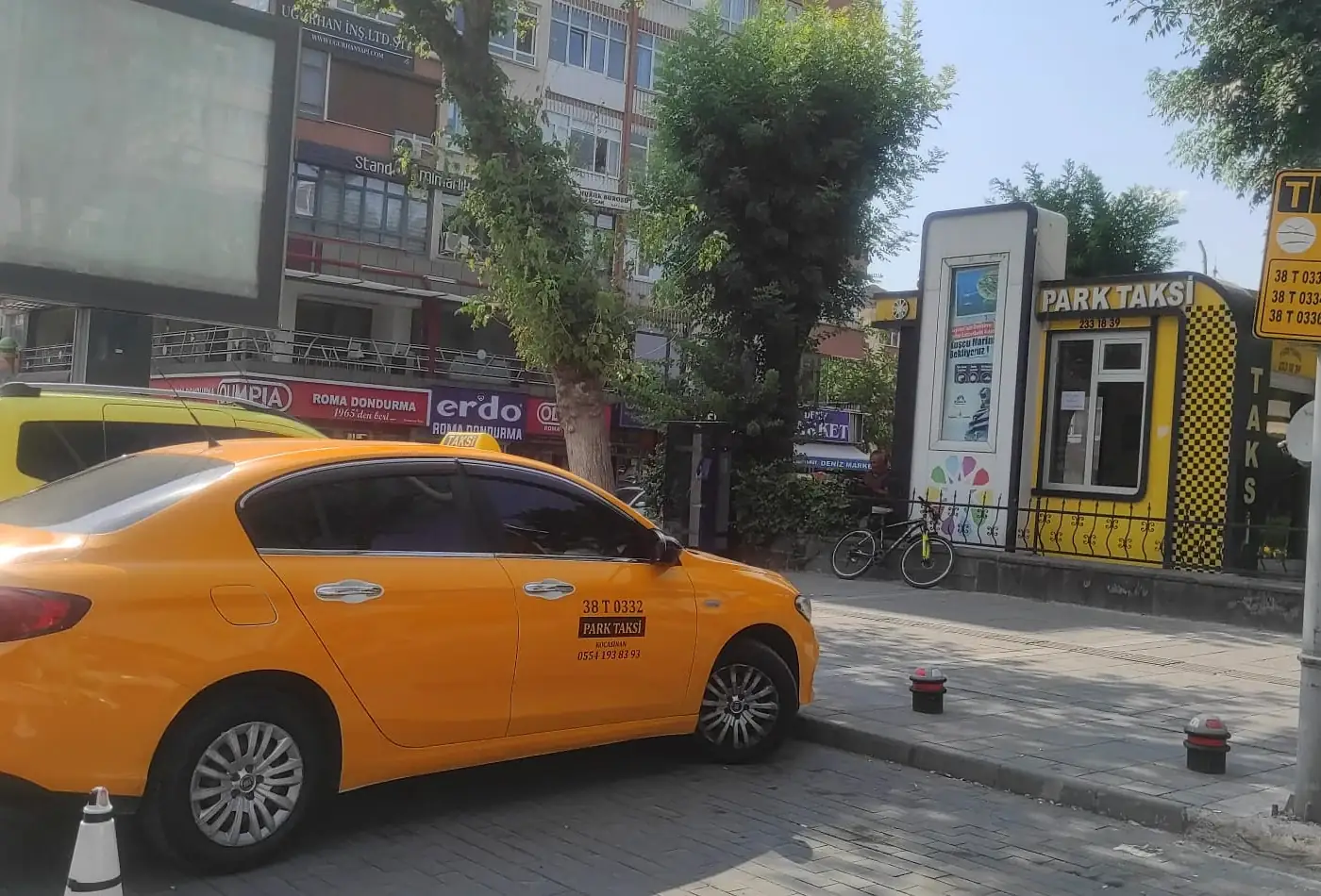 Park Taksi aracının gerçek dış detay fotoğrafı